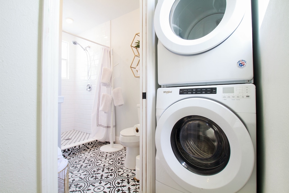 Chasing The Sun - Weekly Vacation Rental 3 Bedroom Apts