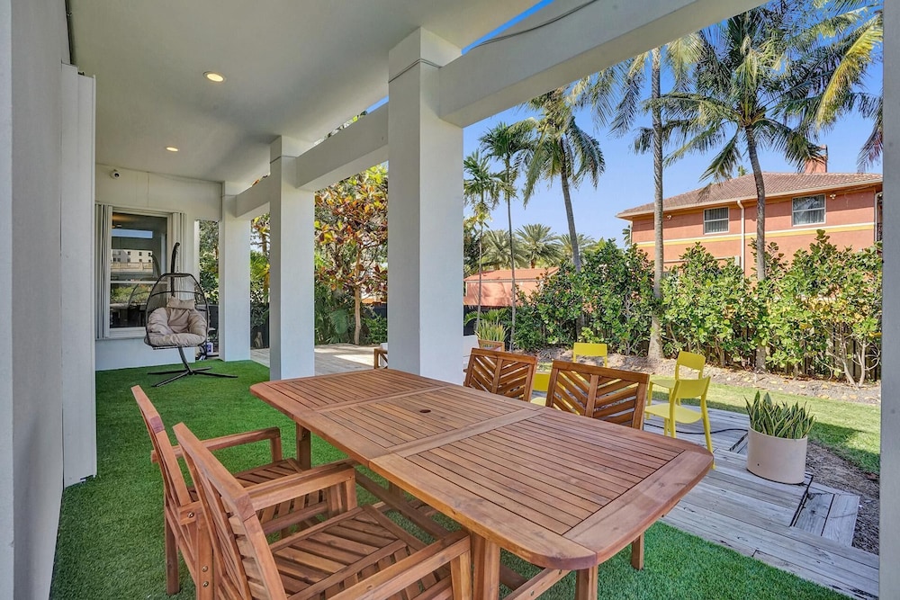 Intercostal beauty with heated pool + Spa!