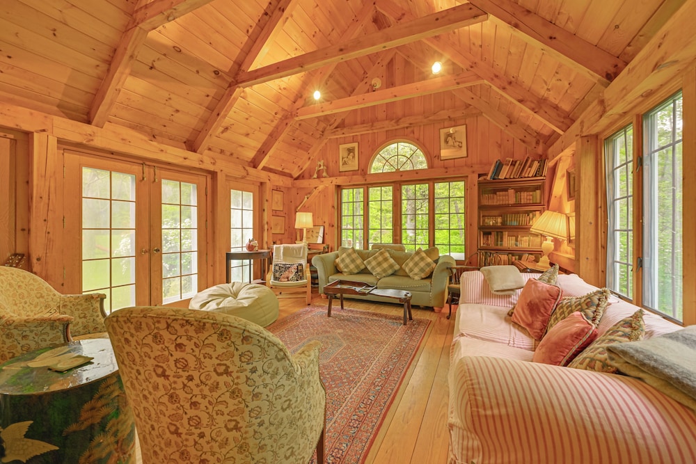 20-acre Hamptons Nature Escape w/ Hot Tub & Pool