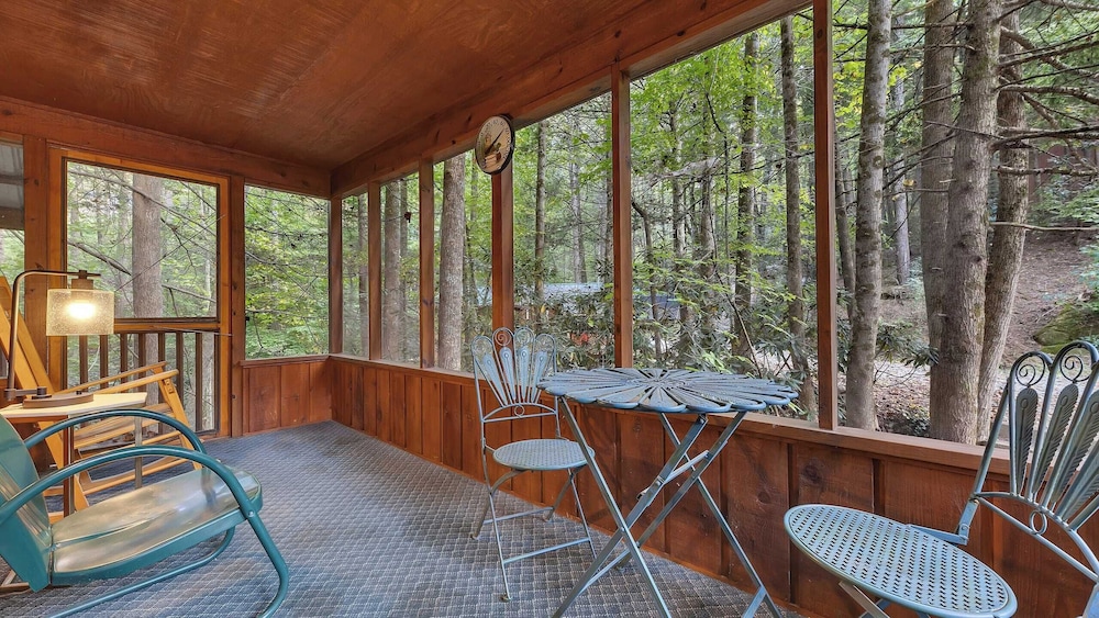 Lakeside Cabin w/ Hot Tub, Fireplace Near Dollywood & Trails Smoky Shores Retreat by Avantstay