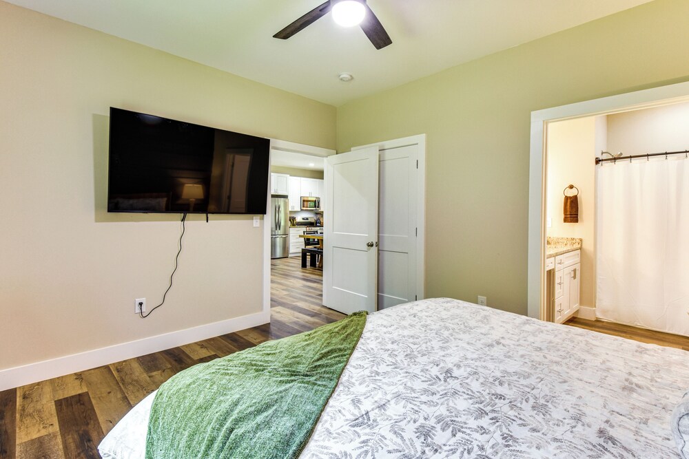 1 Mi to Lake Hartwell: Updated Retreat w/ Patio!