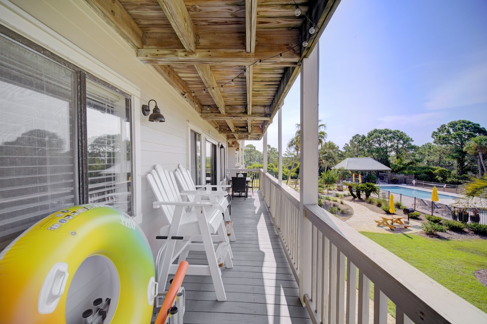 Triton Balcony w Pool View Chic Design