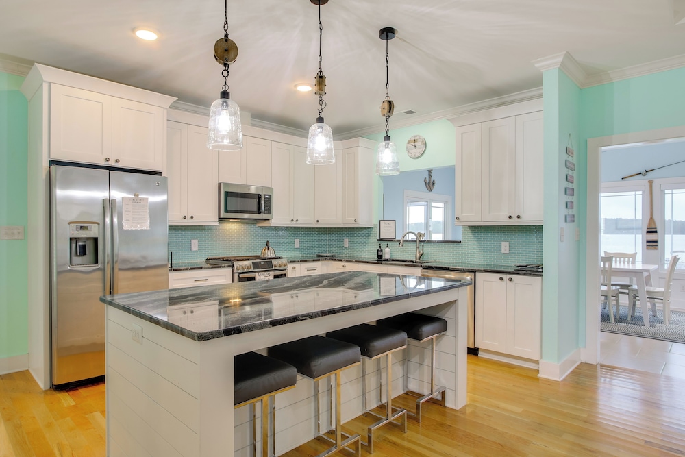 Lakefront Home w/ Hot Tub & Dock in Cross Hill!