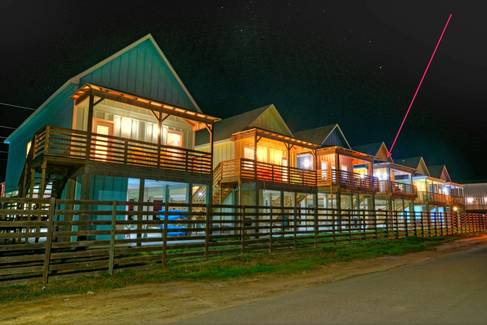 Big Trout by Avantstay Group Getaway w Dock