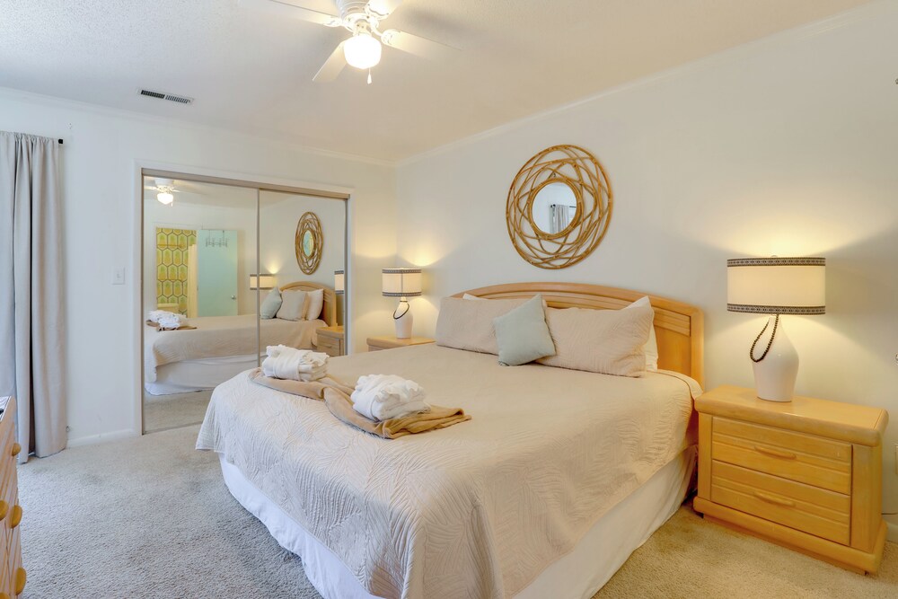 650 Feet to the Beach! Arcadian Shores Townhome