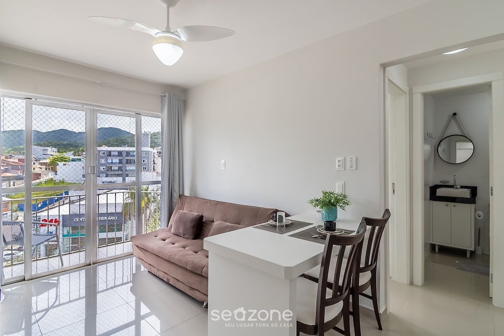 Modern Apartment Near the BC Ferris Wheel Mbh0601