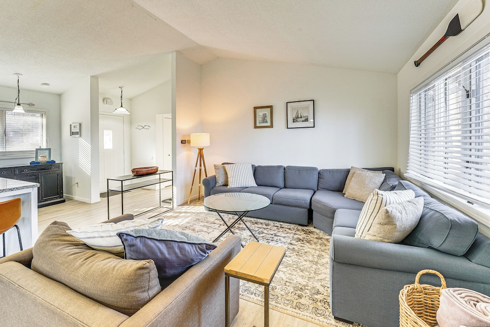 Lake View & Deck: Group Getaway in Whitehall!