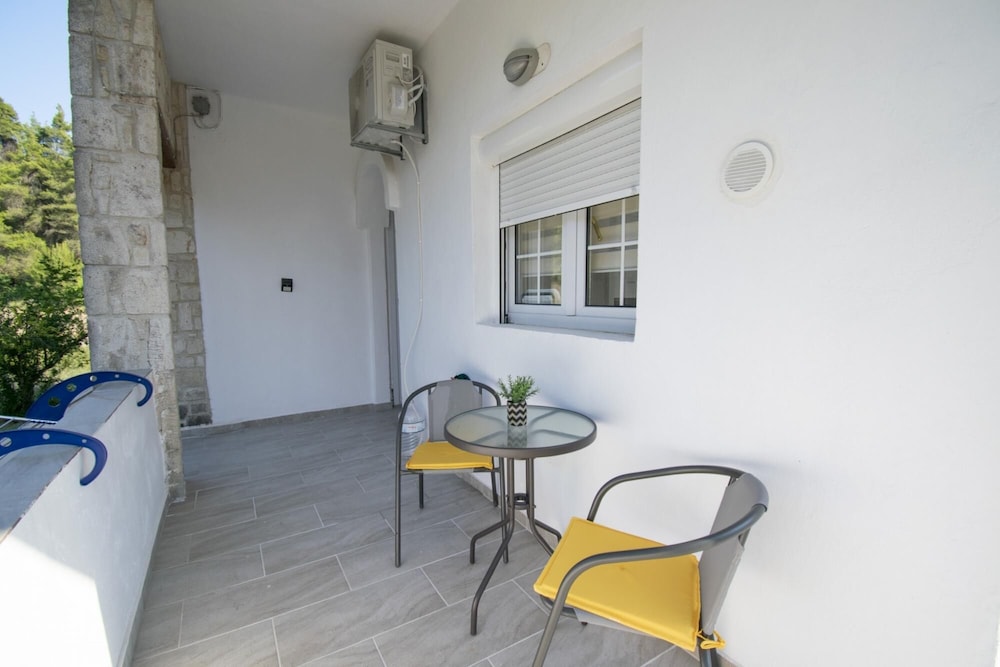 Forest View Apartment 2 by Travel Pro Services view 5