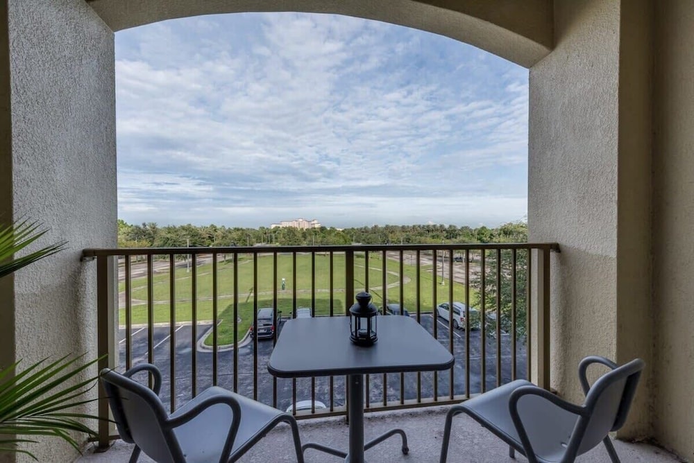 Beautiful Modern Condo in Prime Location
