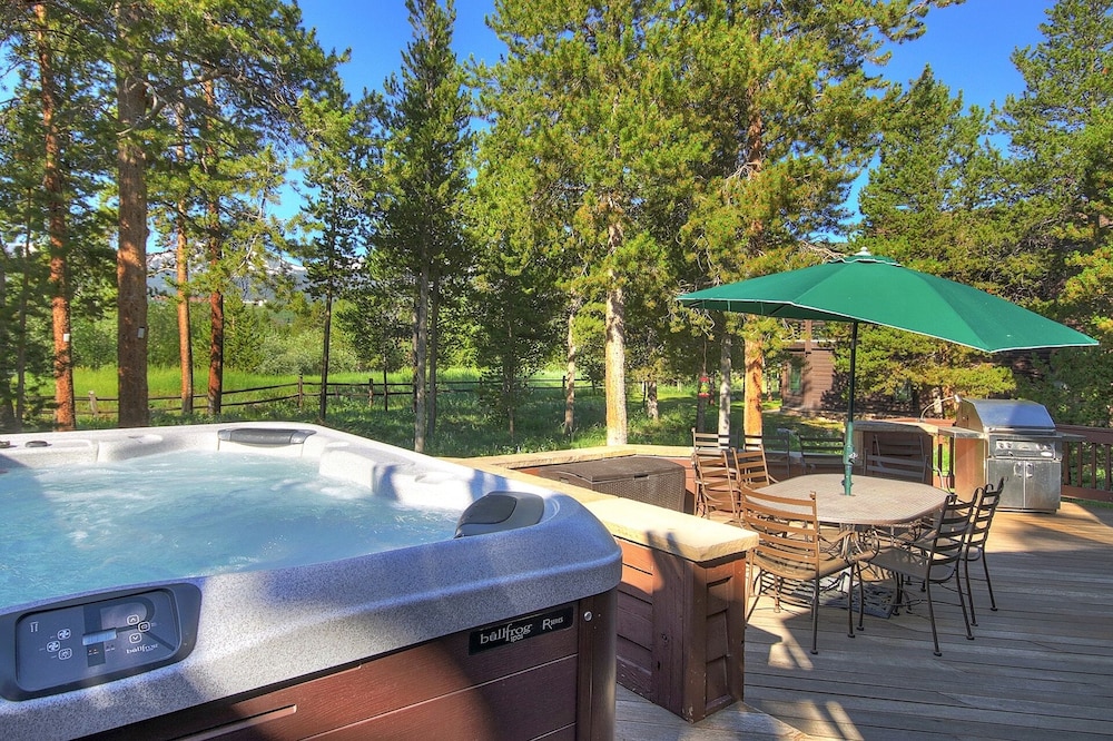 Marksberry Lodge 4 Bedroom Home by RedAwning