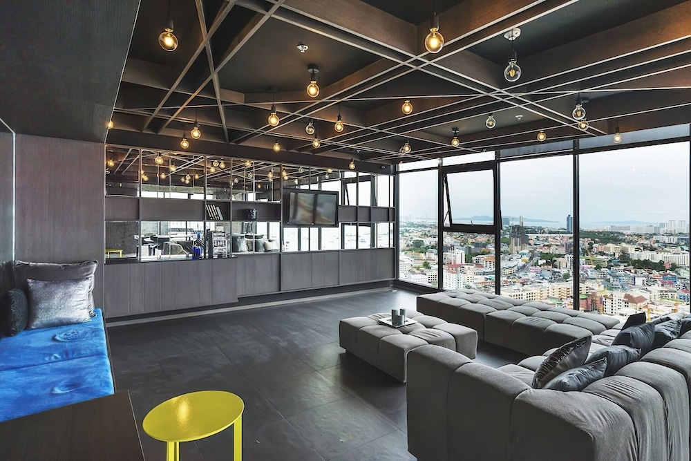 Best Location of Pattaya, Sky Pool and Close to The Beach