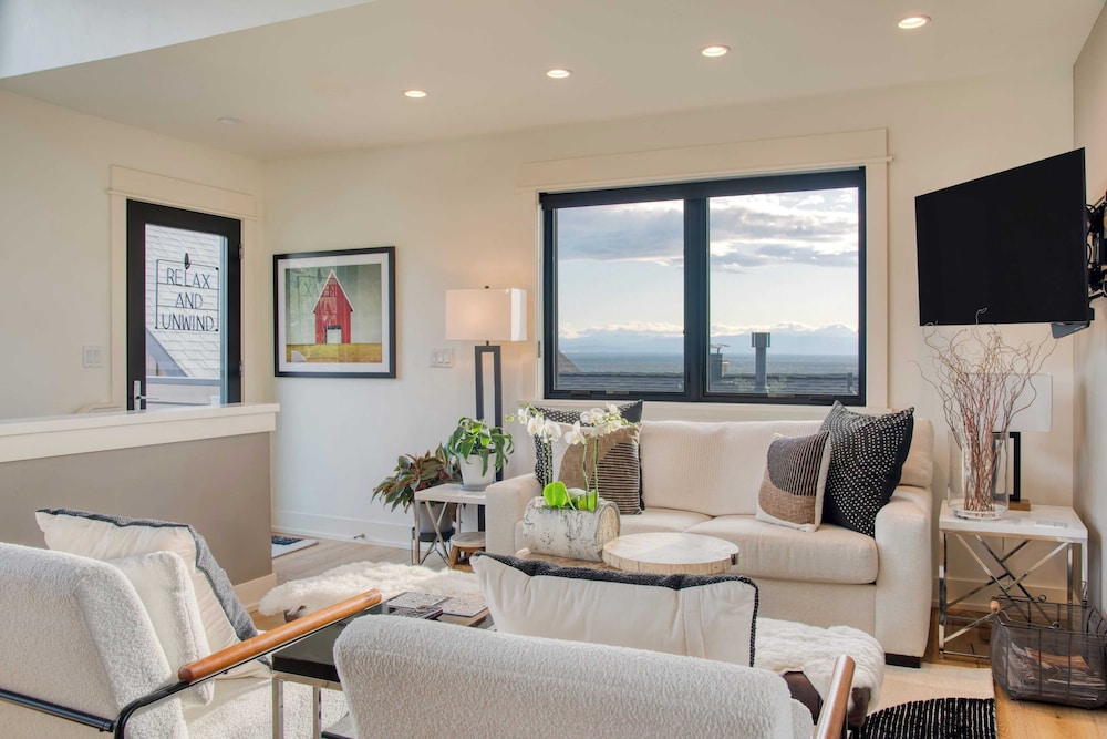 Brasada Ranch Retreat w/ Hot Tub + Views Resort Access w/ Pools, Horseback Riding, Sports, and More Hat Rock Loop by Avantstay