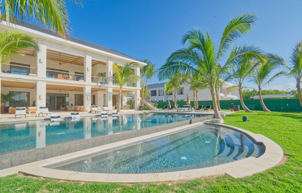 Luxury Villa With Heated Pool Jacuzzi Full Staff