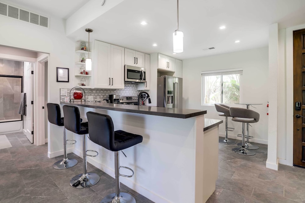 Golf Haven w/ Pool Access - 5 Mi to Palm Springs