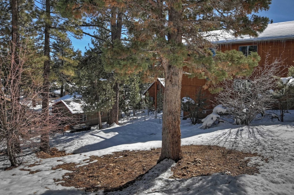 Mountain Palette by Avantstay Hot Tub, Game Room, Deck, Sweeping Views!