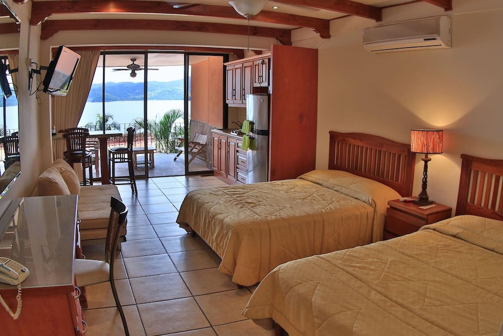 Hotel room-style ocean-view unit in Flamingo with pool view 2