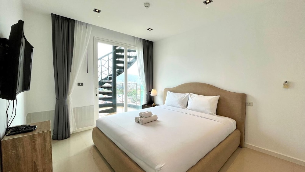 Emerald 702 - Triplex Penthouse With Stunning View