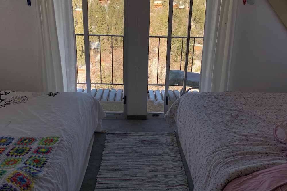 Mountain & Lake View Dog-friendly Retreat
