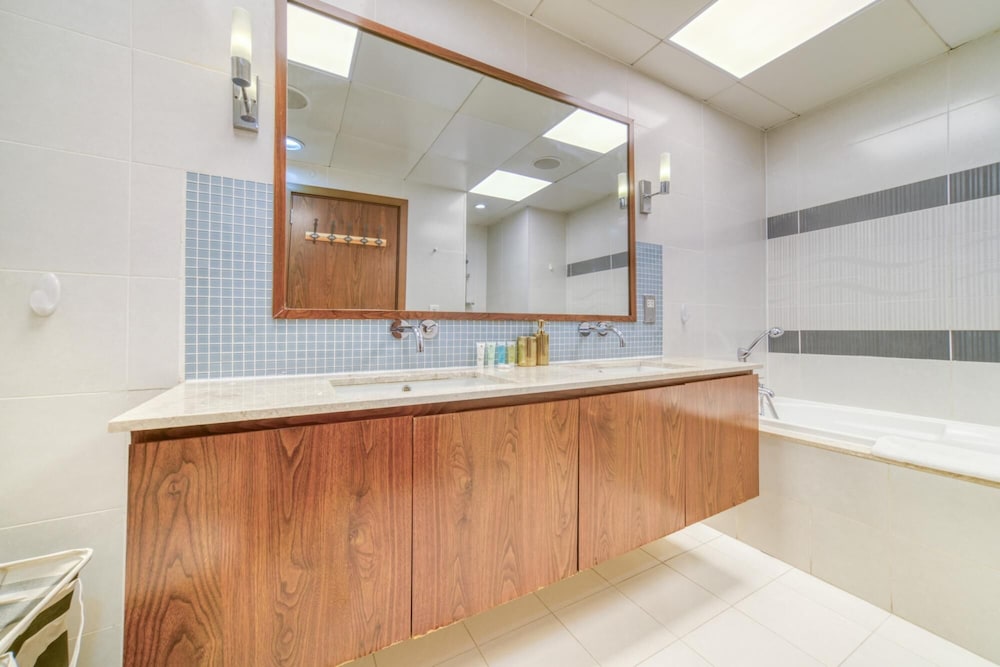 Modish Palm 3BR w Private Balcony Beach Access