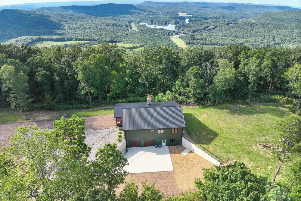 400 Acres on Lavender Mtn: Getaway w/ Hot Tub!