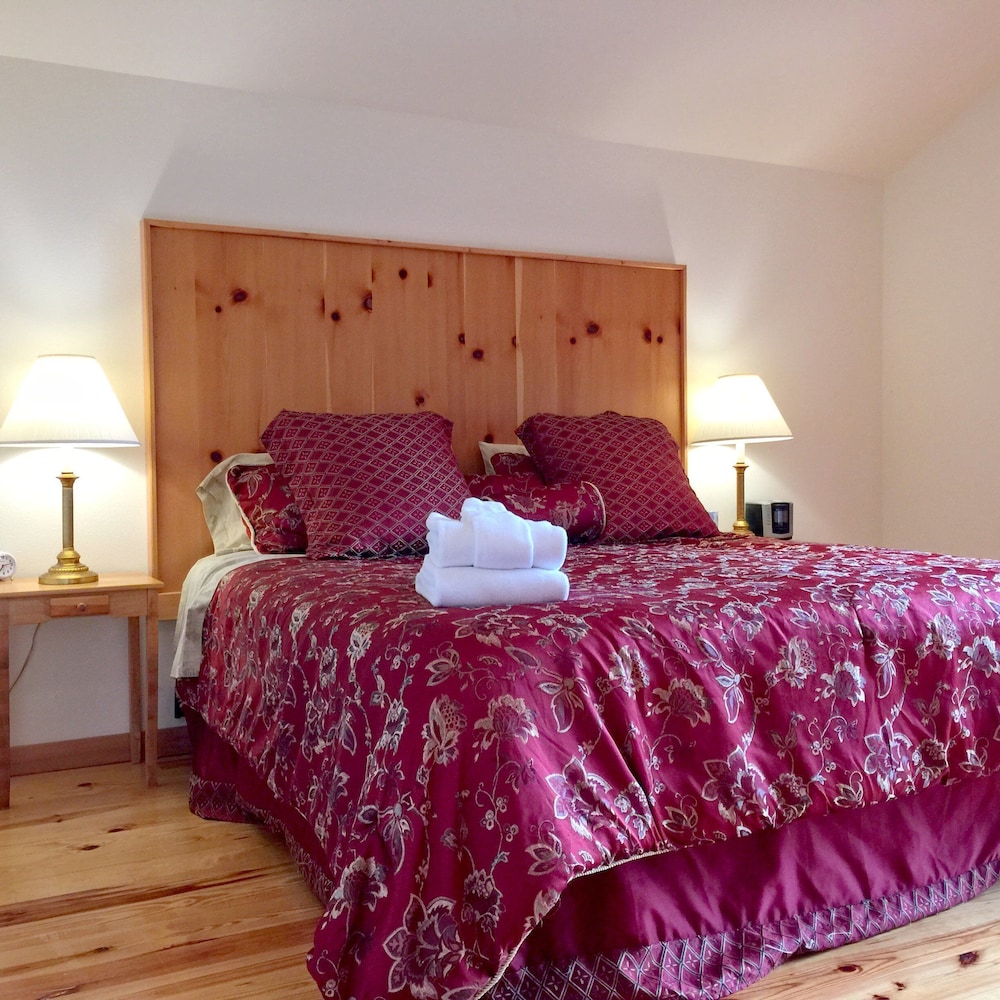 Mt Baker Rim Cabin 70 A pet Friendly Vacation Home With a hot tub and Wifi