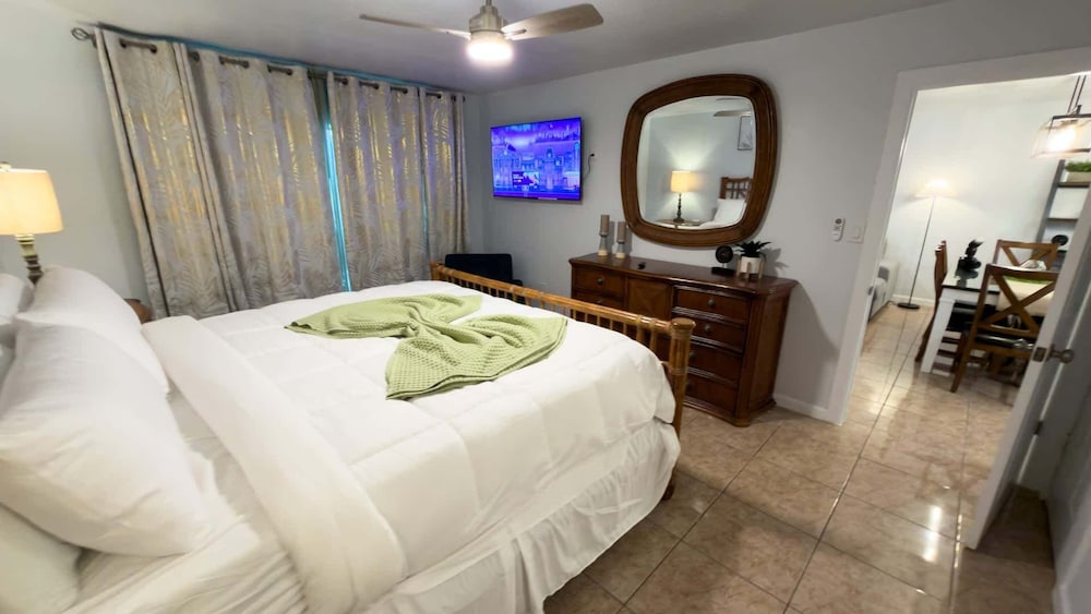 Sleeps 10 Direct Beach Heated Pool 3 Bedroom Apts