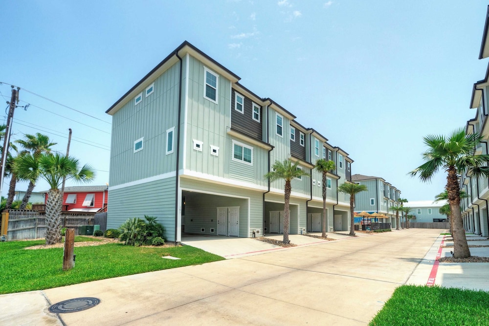Sleeps 33! 4 Condos, Walk to the Beach, Resort-style Pool, Endless Summer Resort