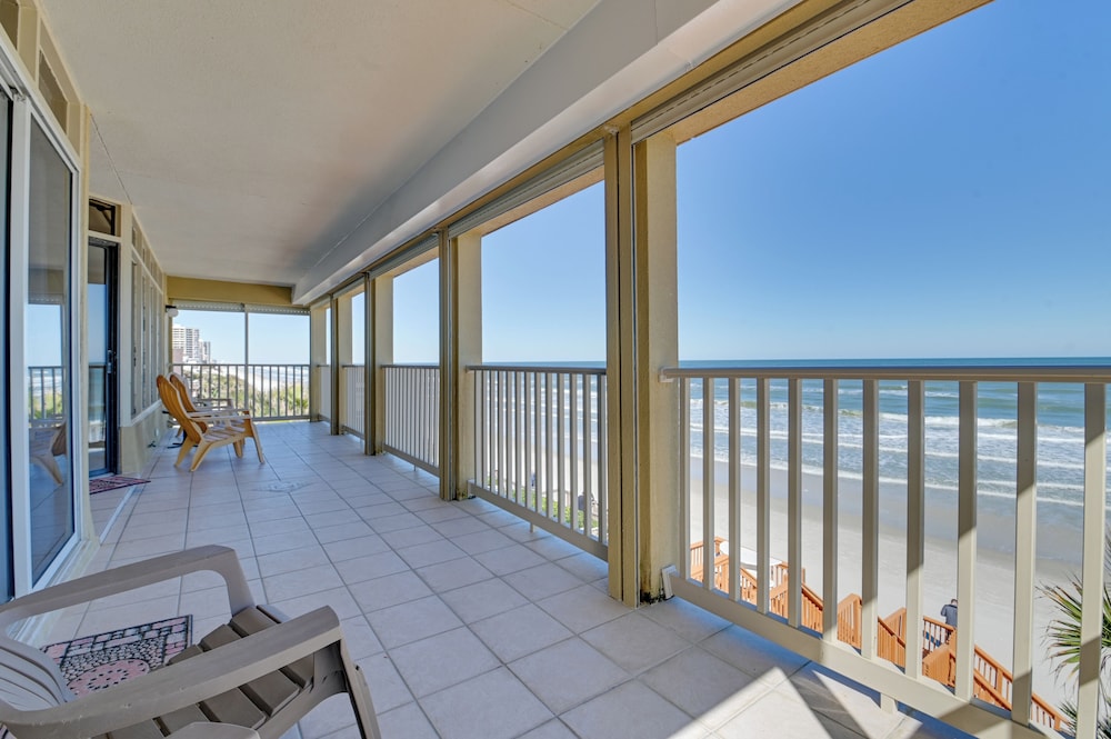 Oceanfront Escape on Wilbur Beach!