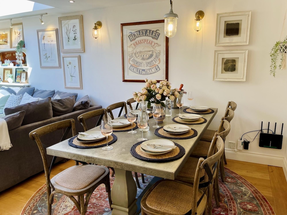 Dolls House - Luxury Townhouse - From 400 Per Night view 4