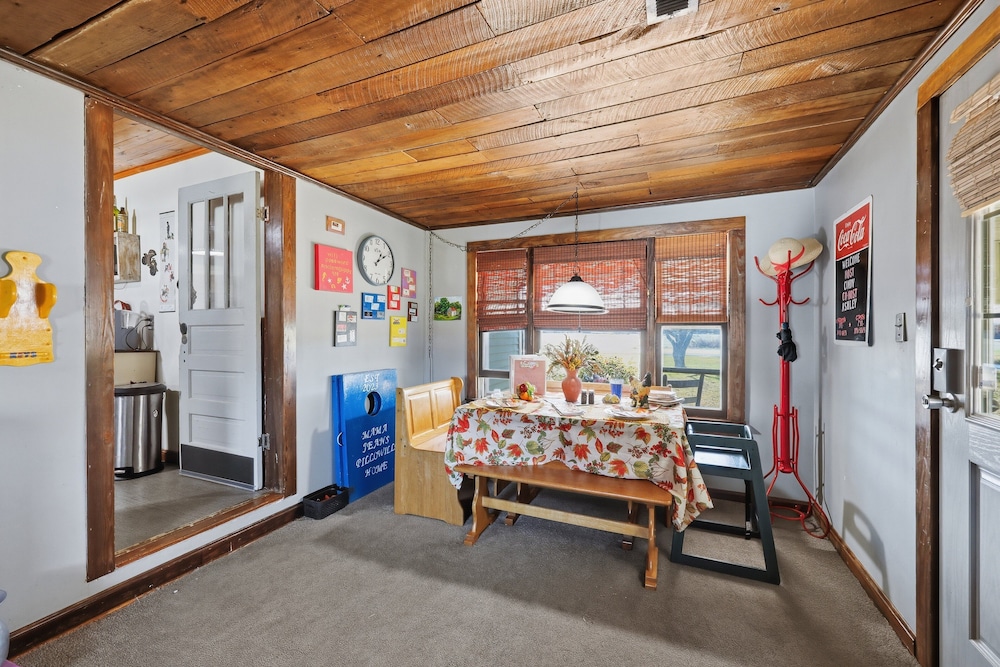 Cozy Country Retreat Hot Tub, Fire Pit & Guitars 2 Bedroom Home