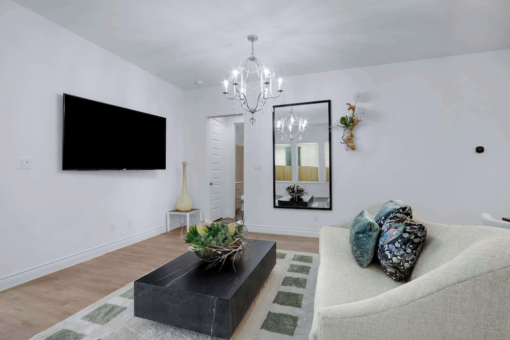 Legacy Haus Modern Stay for 8!