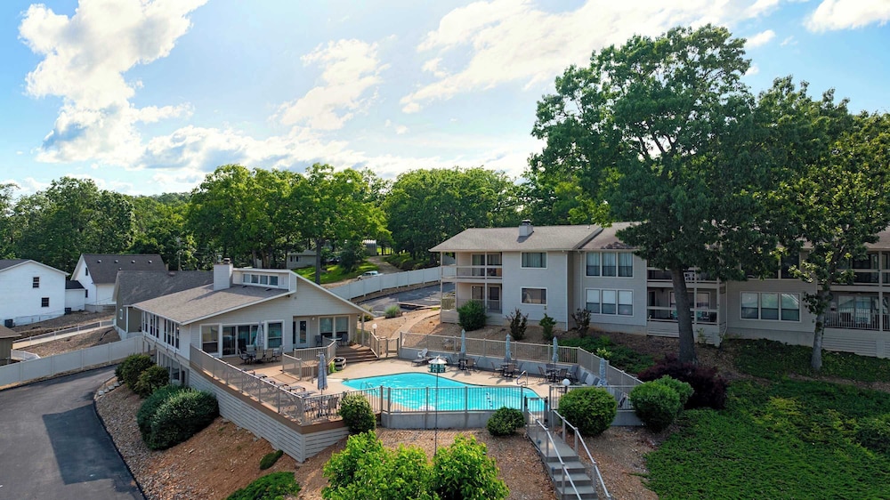 Easy Breezy Lakefront for 6