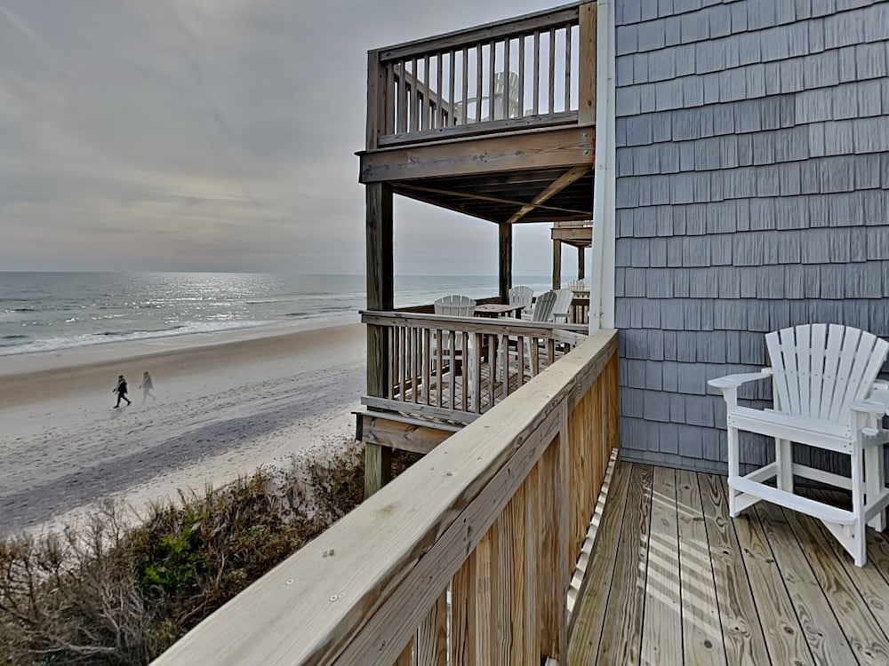 Pelican Nest by Topsail Realty
