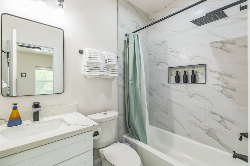 Houston Cozy Retreat 3br 3ba Downtown Views 3 Bedroom Duplex