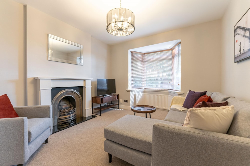 Spacious 3 Bedroom House 10 Mins to Birmingham City Centre view 2