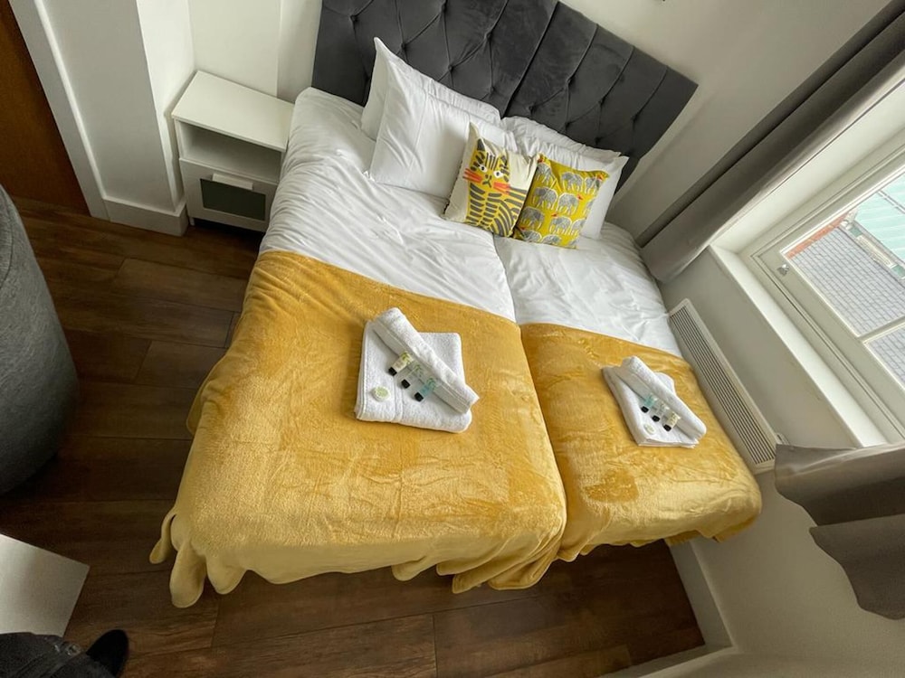 Webberley Stylish Studio 9A Twin Bed view 4