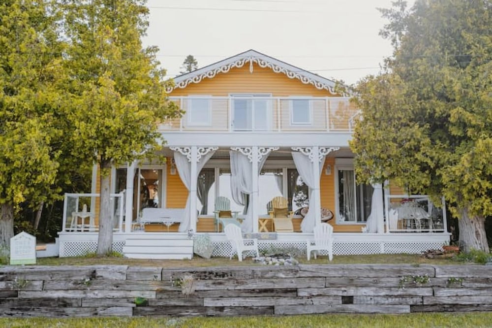 Hot Tub Waterfront Cottage - Near Sauble Beach