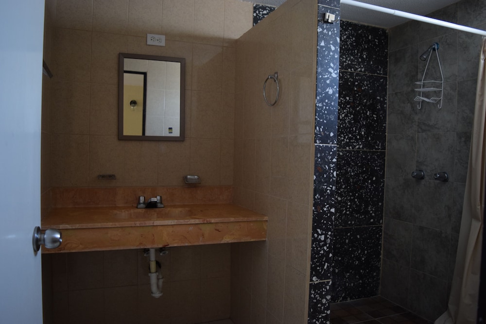 Reynosa Vacations - Hotel Virrey - Property Image 2