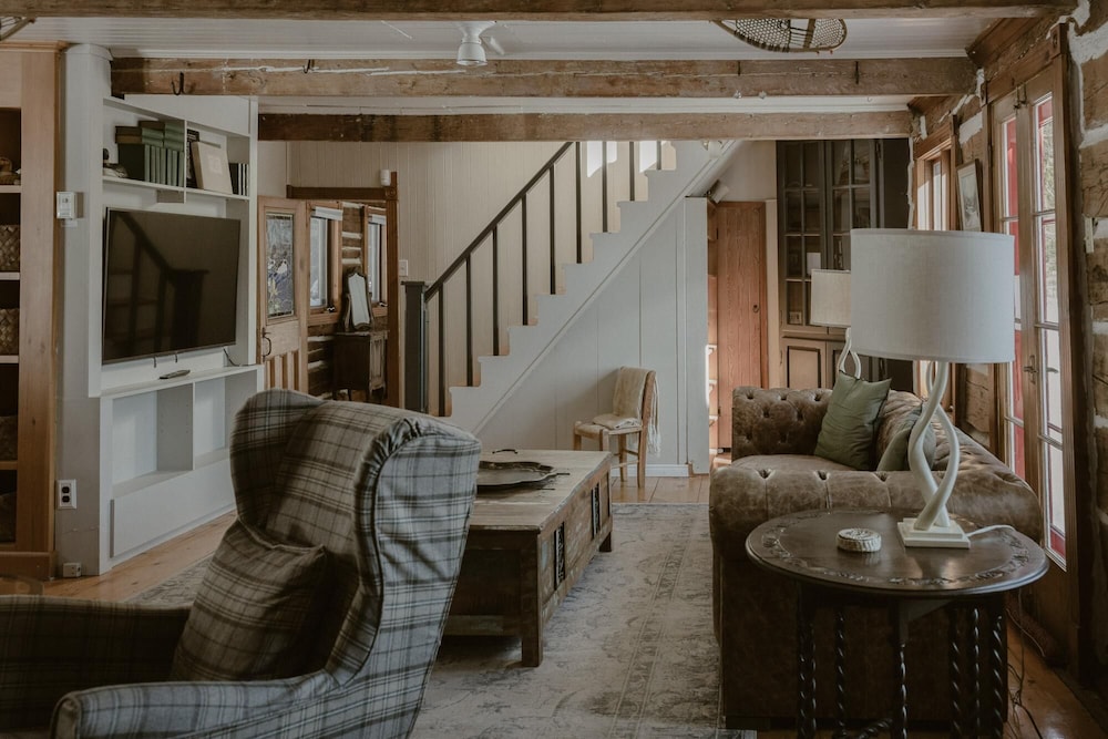Manoir du Canard - 1800s Authentic Quebecois log Home With Modern Amenities