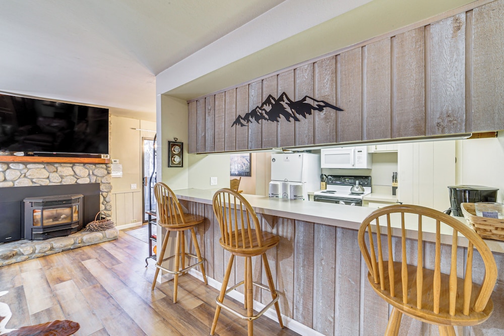 Walk to Shops & Eats: Mammoth Lakes Condo w/ Pool