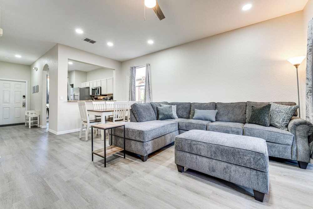 Resort Pool & Arcade: Family Townhome in Davenport