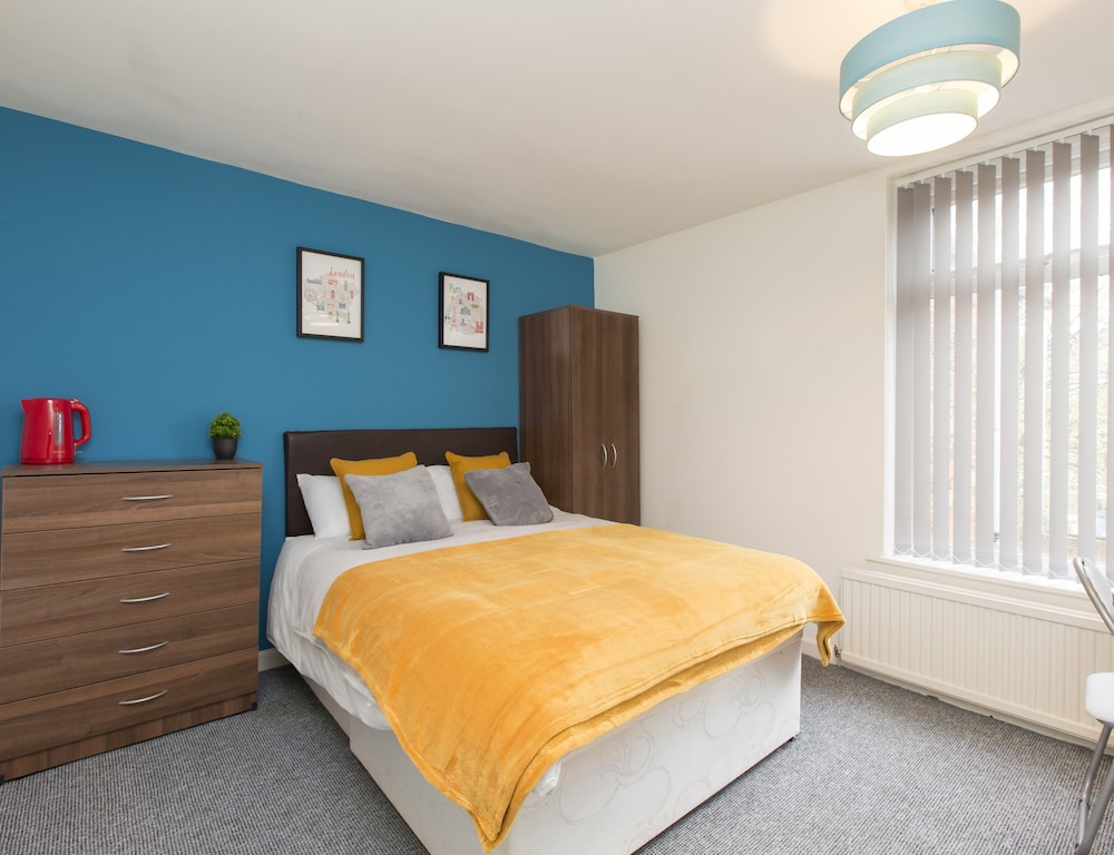 Crewe Vacations - Crewe Rooms Edleston Road - Property Image 3