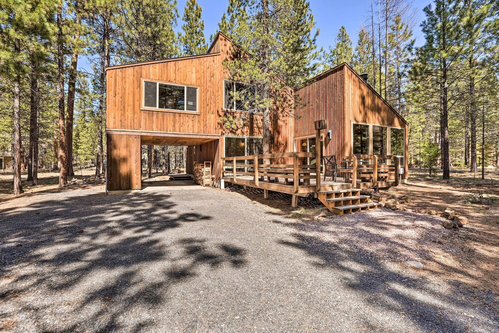 Memorable Woodland Getaway w/ Hot Tub & Grill!