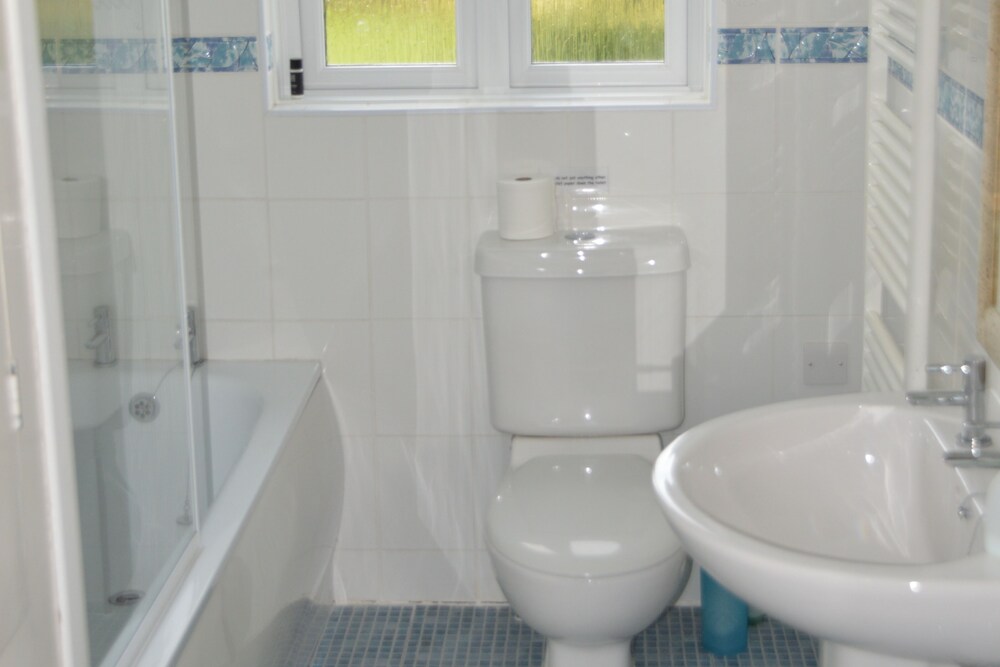 House - Sleeps 8, Close to Beach & Free Parking