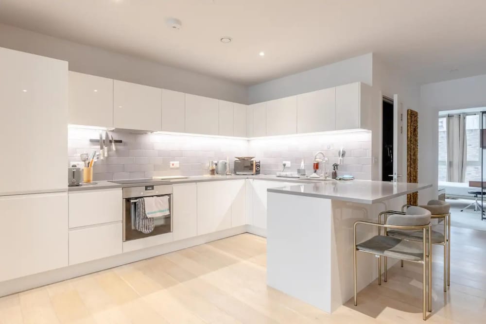Charm & Convenience 3 Bed Near Excel London