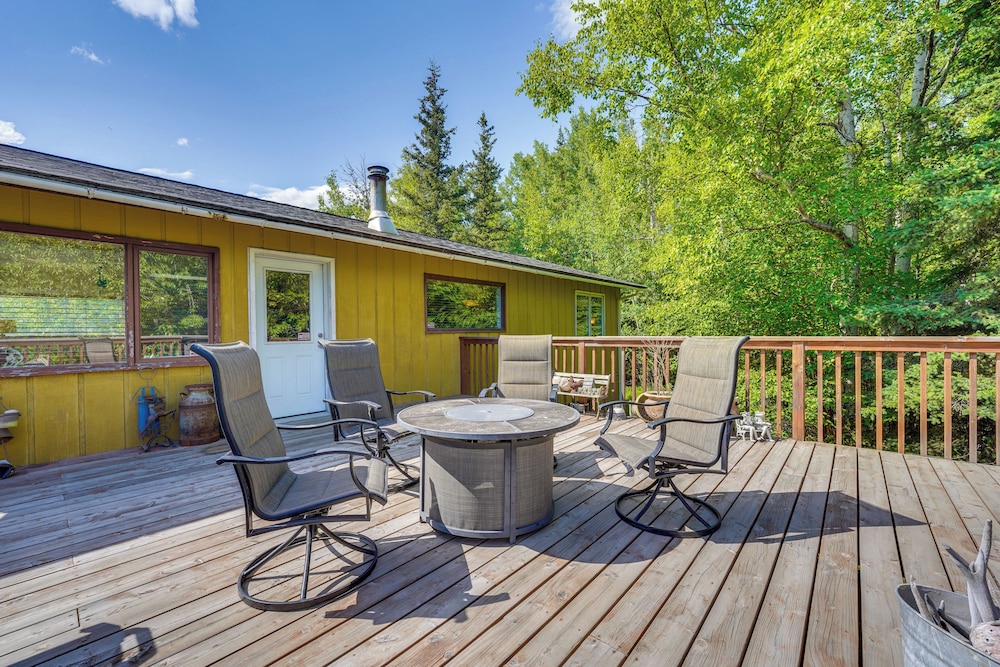 Explore Alaska: Woodsy Home w/ Deck in Palmer