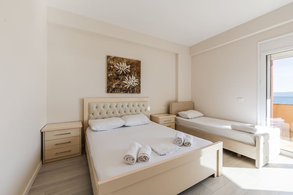 Beachfront Apartment - Near Beach City