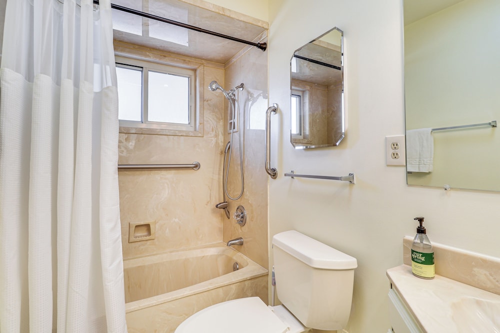 2 Mi to UNM Campus: Home in Quiet Area of ABQ