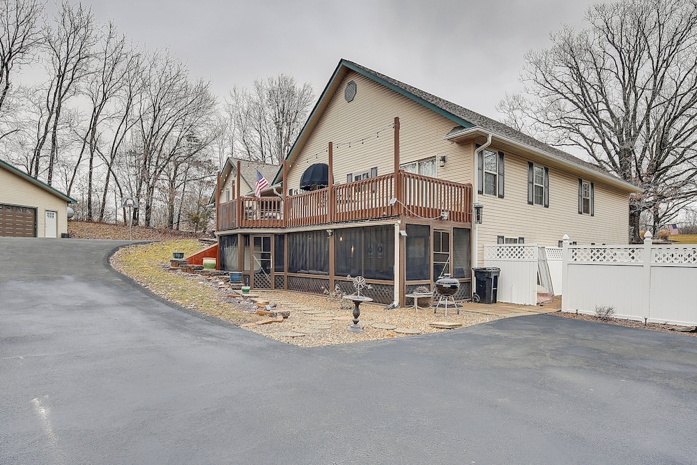 'foxes Den' w/ Hot Tub, Pool Table & Fire Pit!
