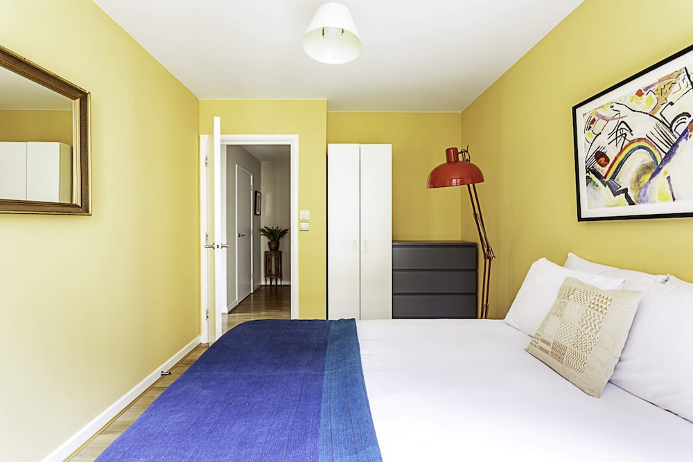 Vibrant and Modern Apartment With Canal Views view 2